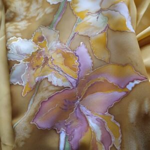 siidimaal, kollastes toonides lilleline sall