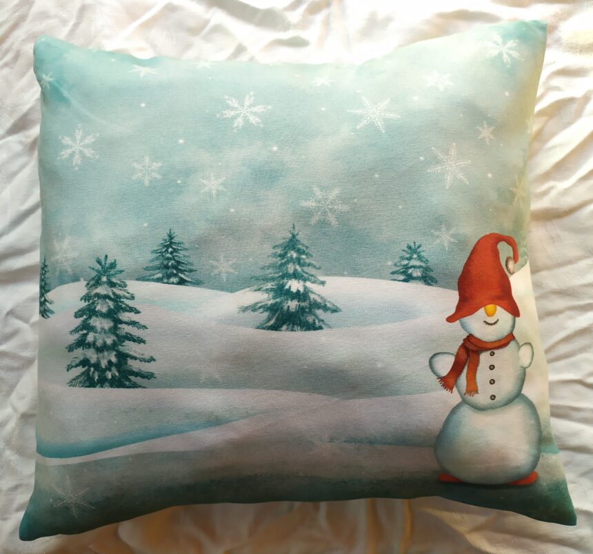 Lapse padi talvise metsa ja lumememmega