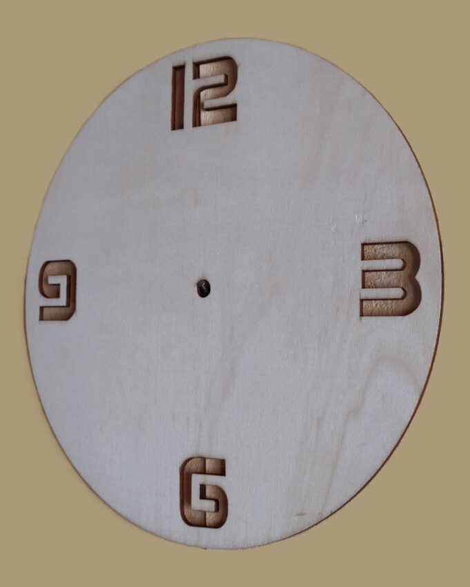 Puidust seinakell 25 x 25 cm. Tellimisel maalitav