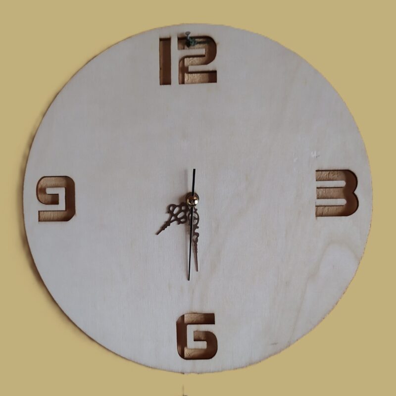 Puidust seinakell kollasel taustal.